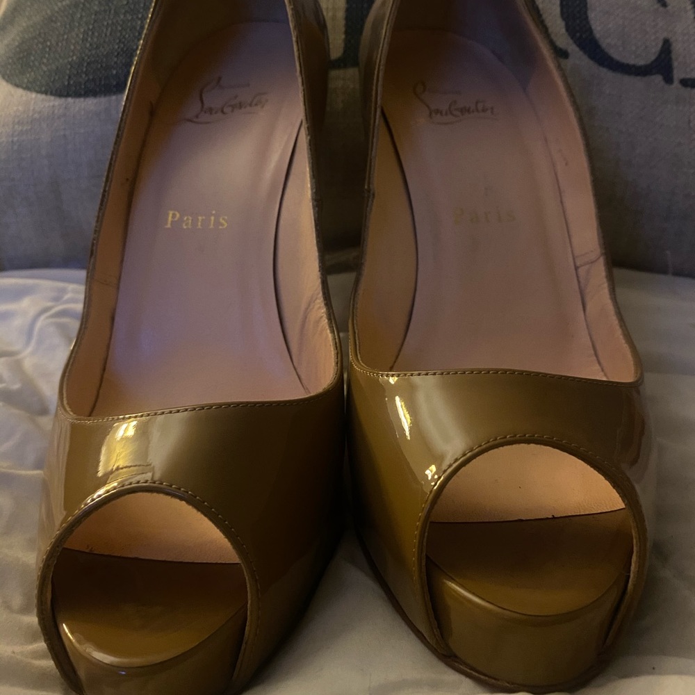 Christian Louboutin nude lady peep 150 patent